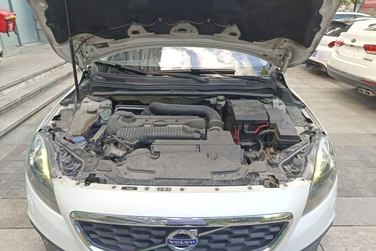 Used Volvo V40 2014 Cross Country 2.0T Zhiyi Edition Engine Bay