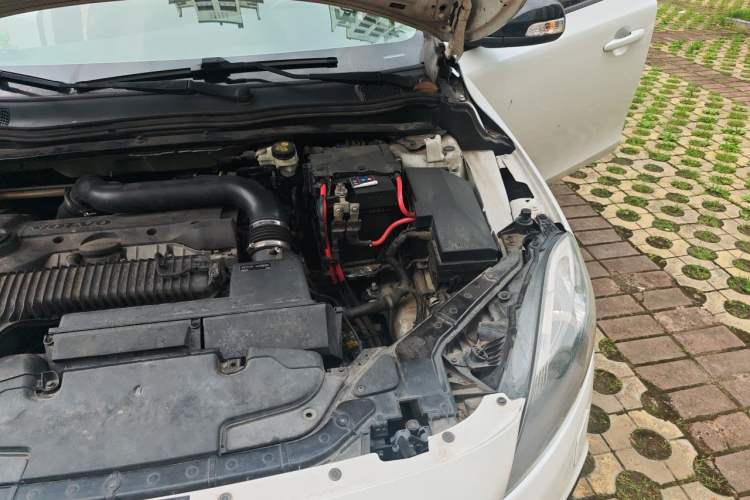 Used Volvo V40 2014 Cross Country 2.0T Zhiyi Edition Engine Bay Left