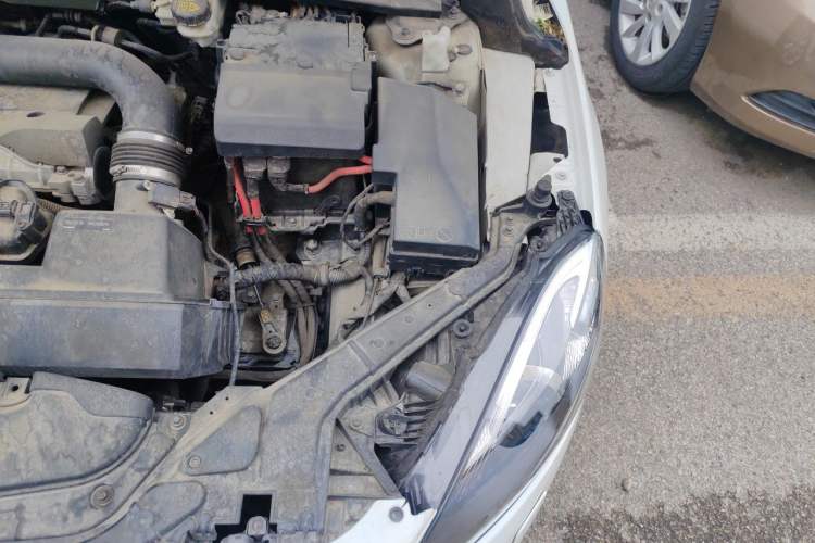 Used Volvo V40 2014 2.0T Zhiya Edition Engine Bay Left