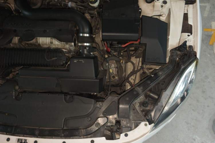 Used Volvo V40 2014 2.0T Zhiya Edition Engine Bay Left