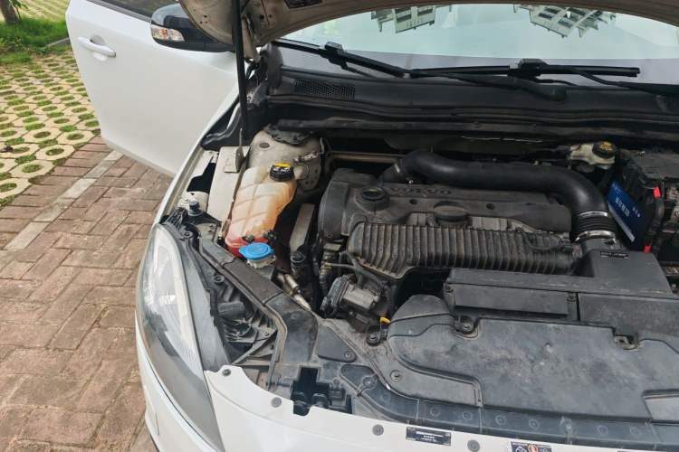 Used Volvo V40 2014 Cross Country 2.0T Zhiyi Edition Engine Bay Right