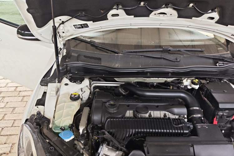 Used Volvo V40 2014 Cross Country T5 AWD Prestige Edition Engine Bay Right