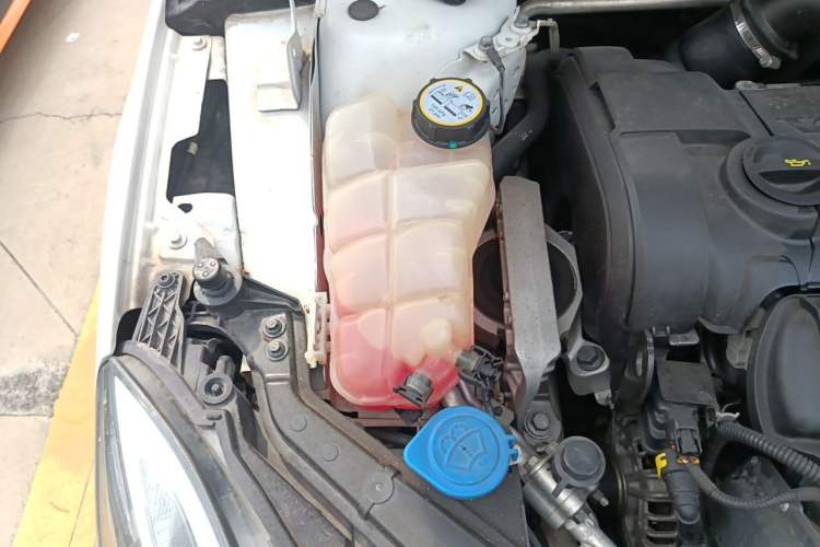 Used Volvo V40 2014 2.0T Zhiya Edition Engine Bay Right