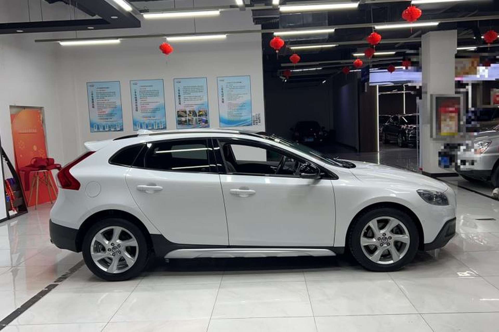 Used Volvo V40 2014 Cross Country T5 AWD Smart Luxury Edition Exterior 2