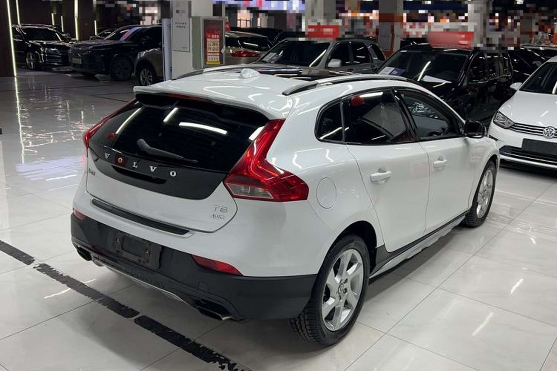 Used Volvo V40 2014 Cross Country T5 AWD Smart Luxury Edition Exterior 3
