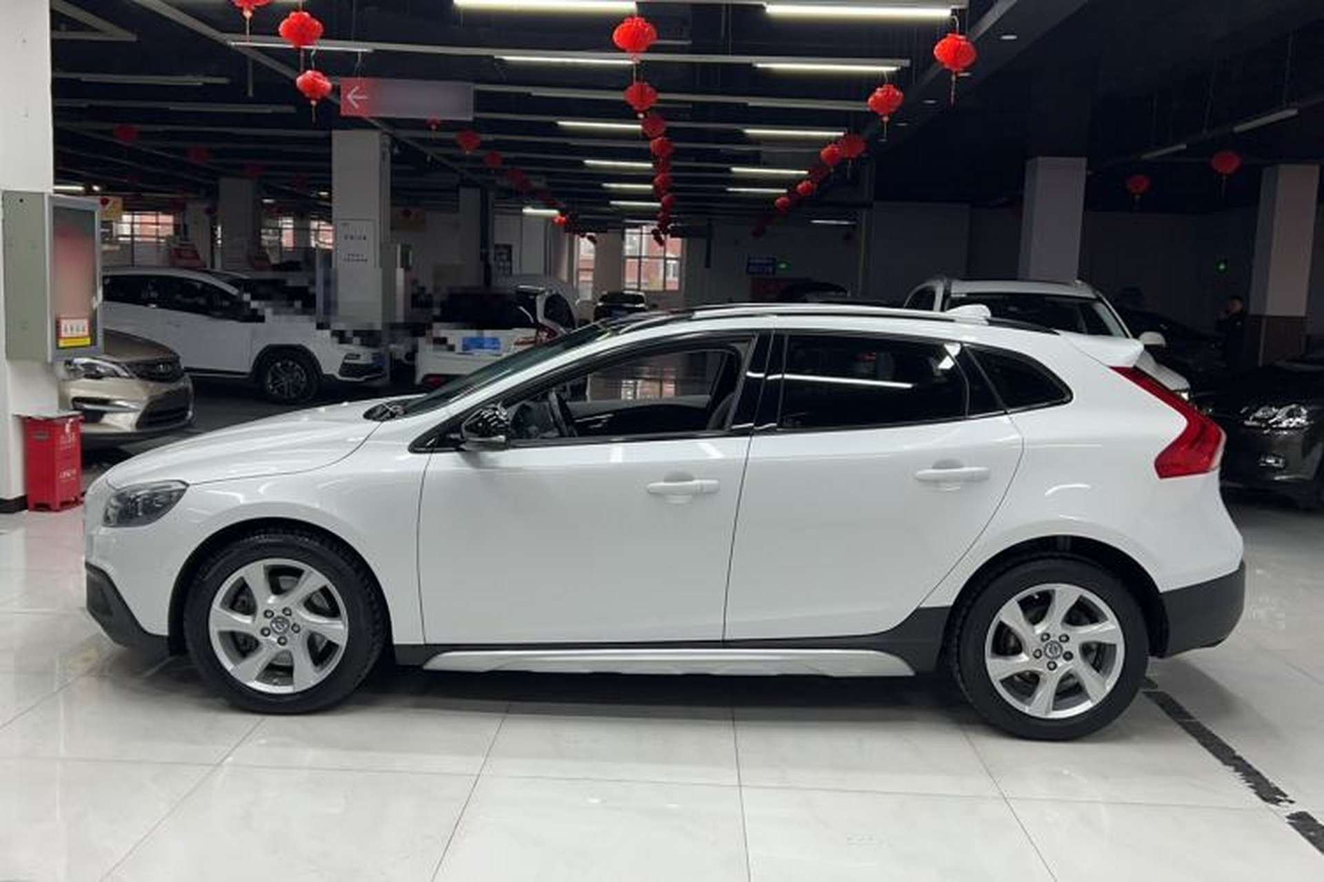 Used Volvo V40 2014 Cross Country T5 AWD Smart Luxury Edition Exterior 5