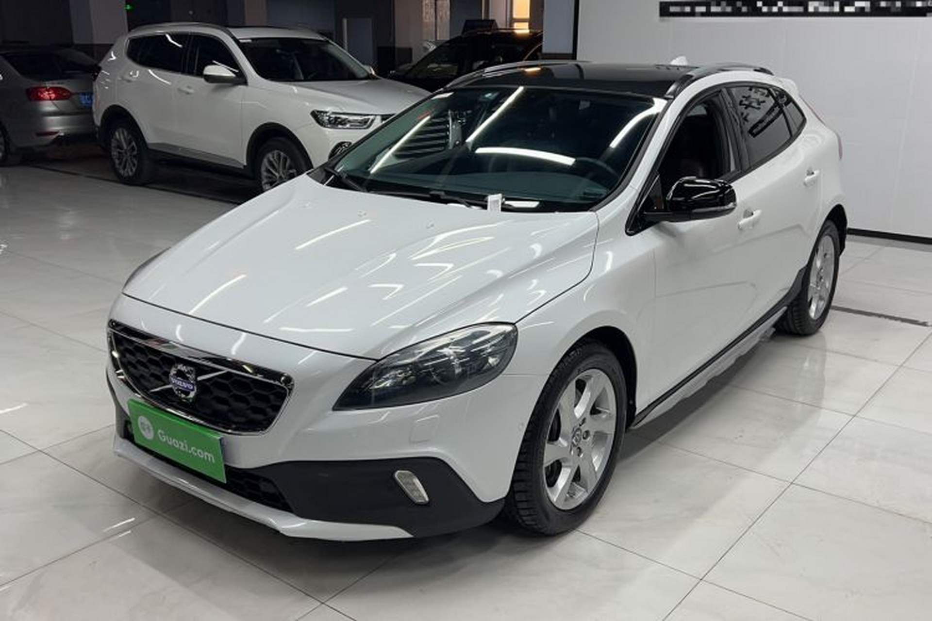 Used Volvo V40 2014 Cross Country T5 AWD Smart Luxury Edition Front Left 45 Deg
