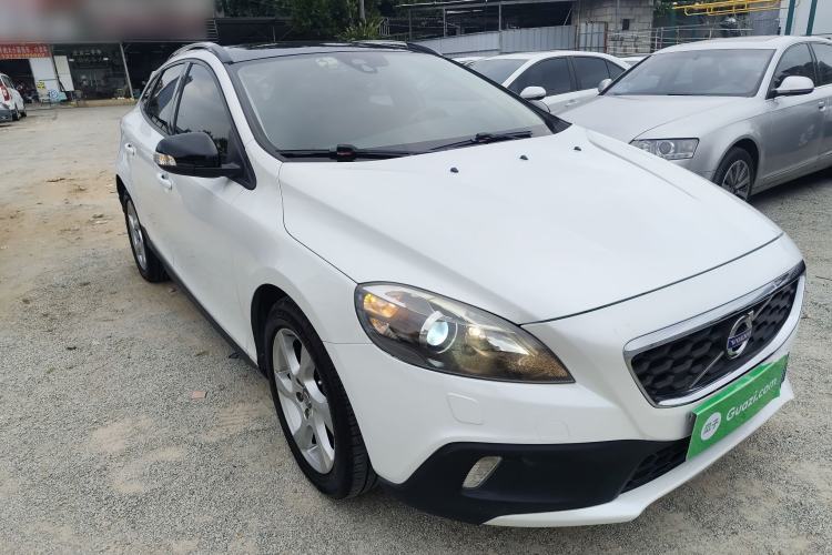 Used Volvo V40 2014 Cross Country 2.0T Zhiyi Edition Front Right 45 Deg