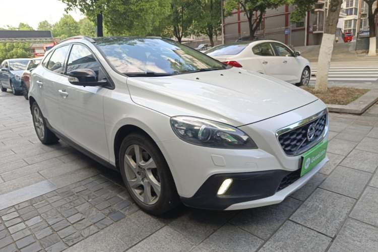 Used Volvo V40 2014 Cross Country 2.0T Zhiyi Edition Front Right 45 Deg