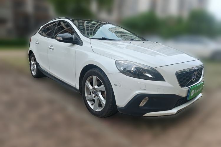Used Volvo V40 2014 Cross Country 2.0T Zhiyi Edition Front Right 45 Deg