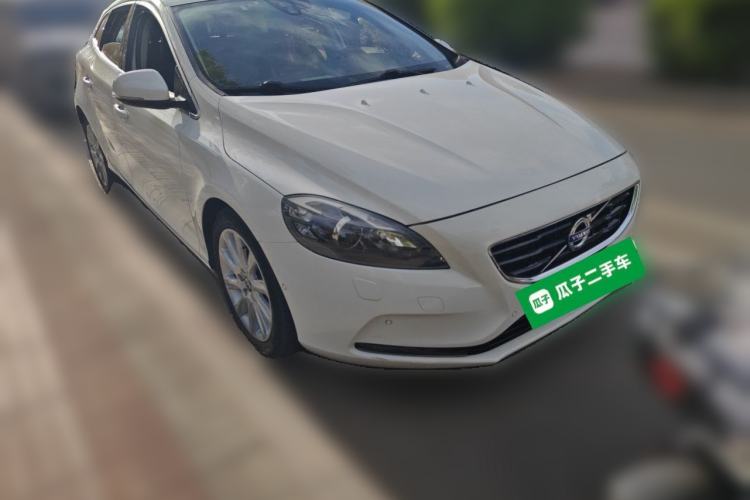 Used Volvo V40 2014 2.0T Zhiya Edition Front Right 45 Deg