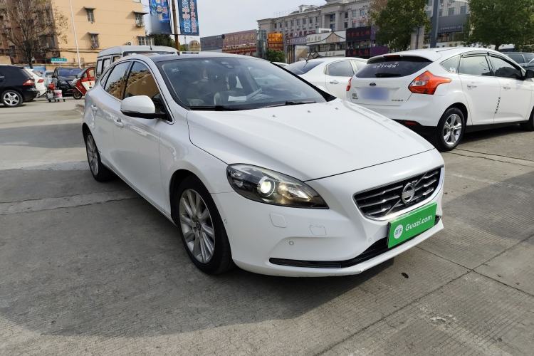Used Volvo V40 2014 2.0T Zhiya Edition Front Right 45 Deg