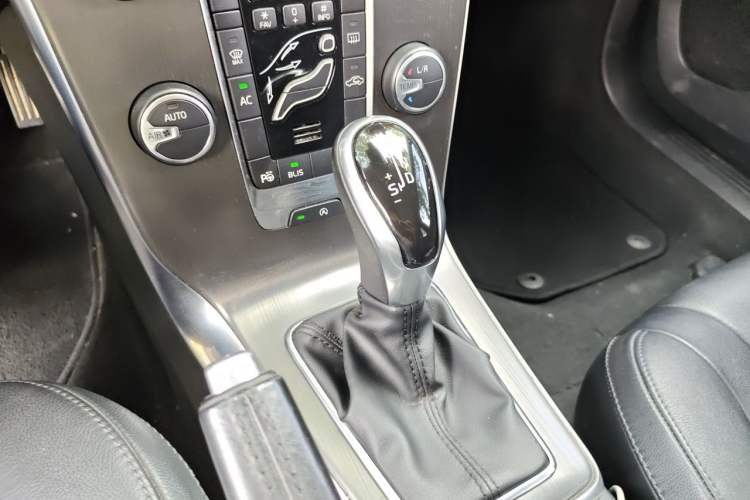 Used Volvo V40 2014 2.0T Zhiya Edition Gear Lever