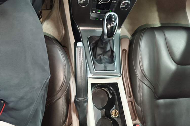 Used Volvo V40 2014 2.0T Zhiya Edition Gear Lever