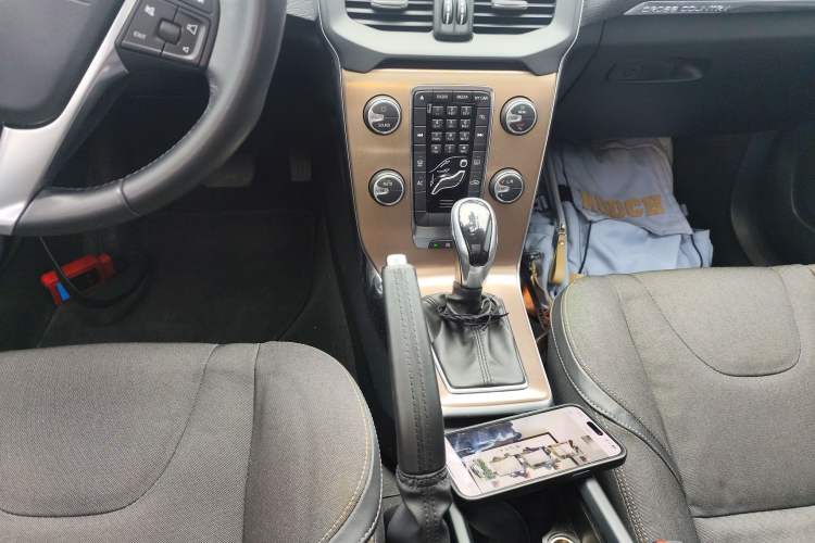Used Volvo V40 2014 Cross Country 2.0T Zhiyi Edition Gear Lever
