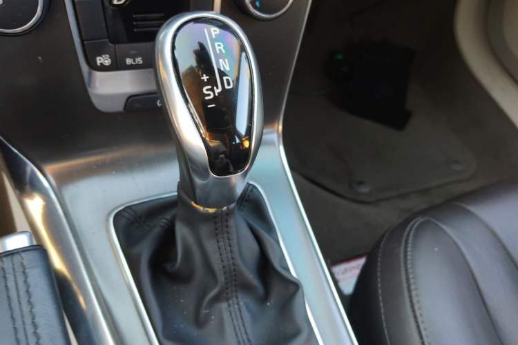 Used Volvo V40  Gear Lever