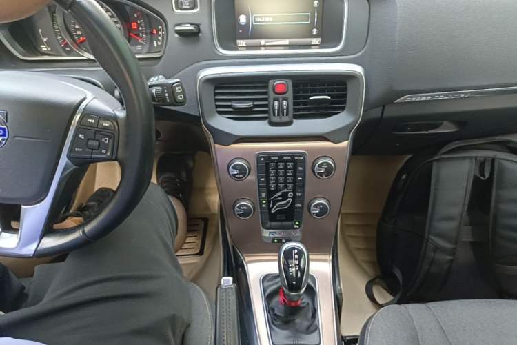 Used Volvo V40 2014 Cross Country 2.0T Zhiyi Edition Gear Lever
