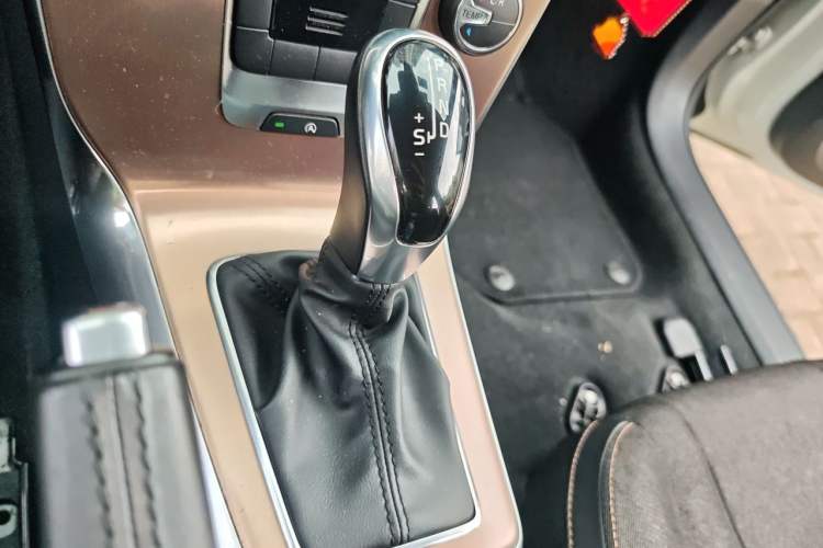 Used Volvo V40 2014 Cross Country 2.0T Zhiyi Edition Gear Lever