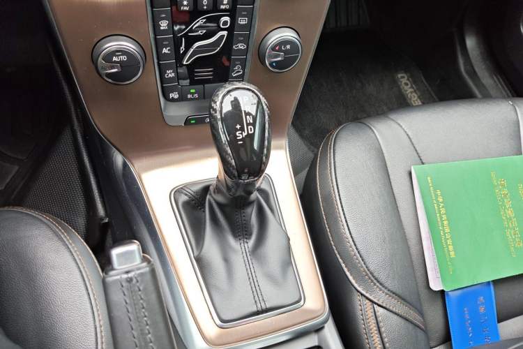 Used Volvo V40 2014 Cross Country T5 AWD Prestige Edition Gear Lever