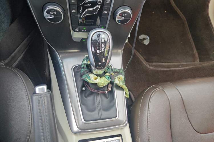 Used Volvo V40 2014 2.0T Zhiya Edition Gear Lever