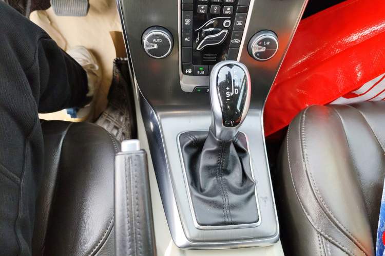 Used Volvo V40 2014 2.0T Zhiya Edition Gear Lever