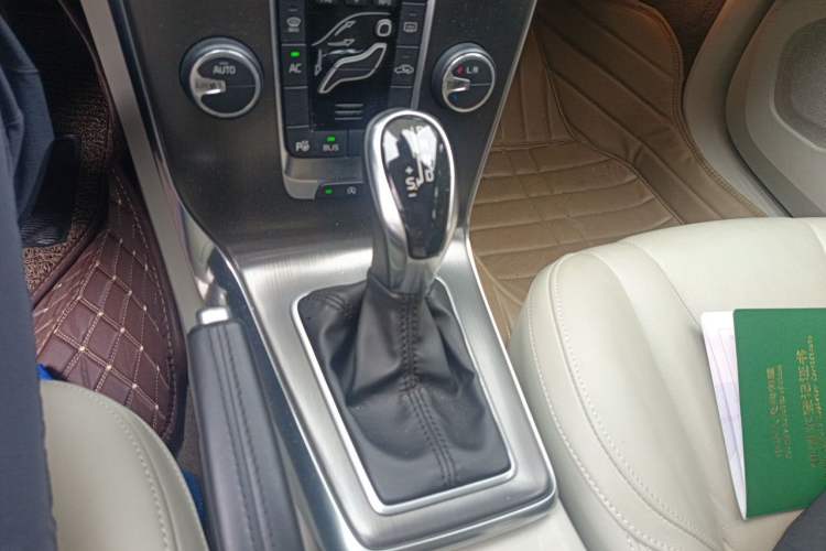 Used Volvo V40 2014 2.0T Zhiya Edition Gear Lever