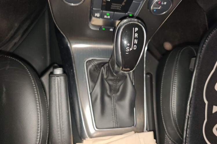 Used Volvo V40 2014 2.0T Zhiya Edition Gear Lever