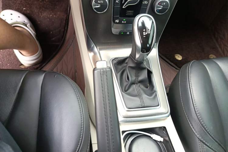 Used Volvo V40 2014 2.0T Zhiya Edition Gear Lever