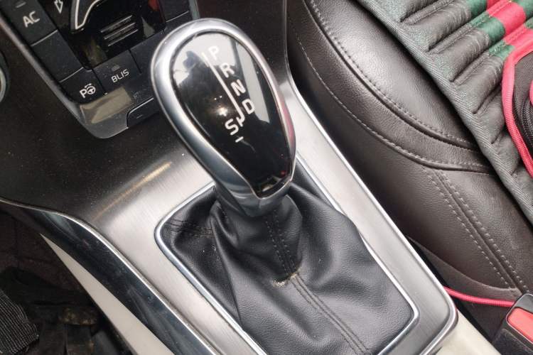 Used Volvo V40 2014 2.0T Zhiya Edition Gear Lever