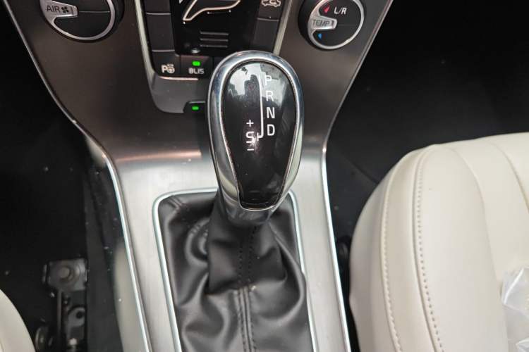Used Volvo V40 2014 2.0T Zhiya Edition Gear Lever