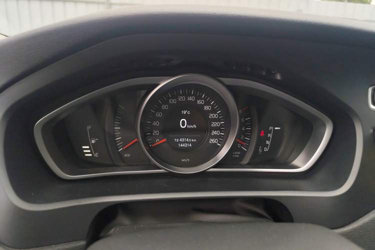 Used Volvo V40 2014 Cross Country 2.0T Zhiyi Edition Instrument Cluster