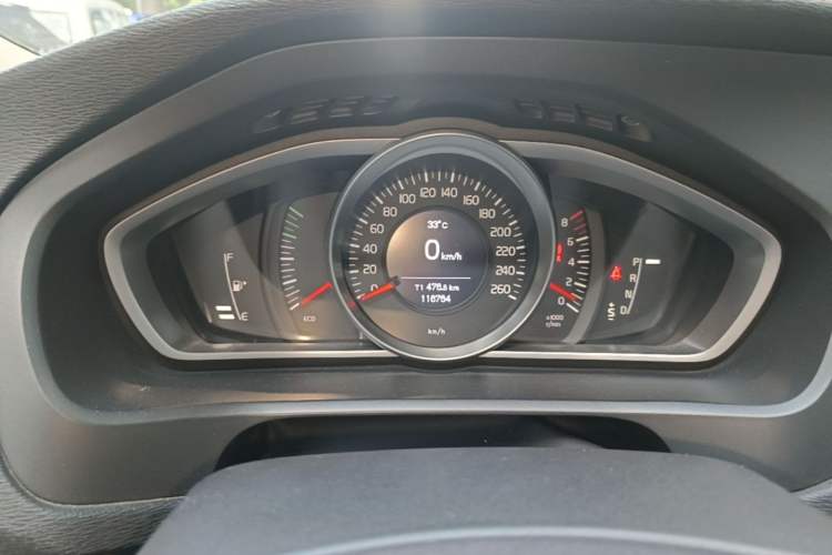Used Volvo V40 2014 Cross Country 2.0T Zhiyi Edition Instrument Cluster