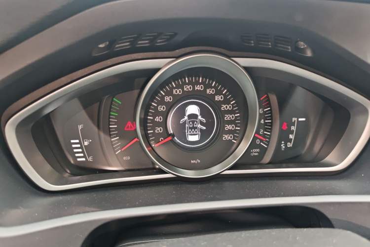 Used Volvo V40 2014 Cross Country 2.0T Zhiyi Edition Instrument Cluster