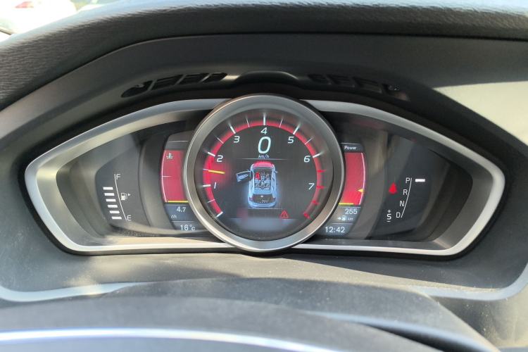 Used Volvo V40 2014 2.0T Zhiya Edition Instrument Cluster