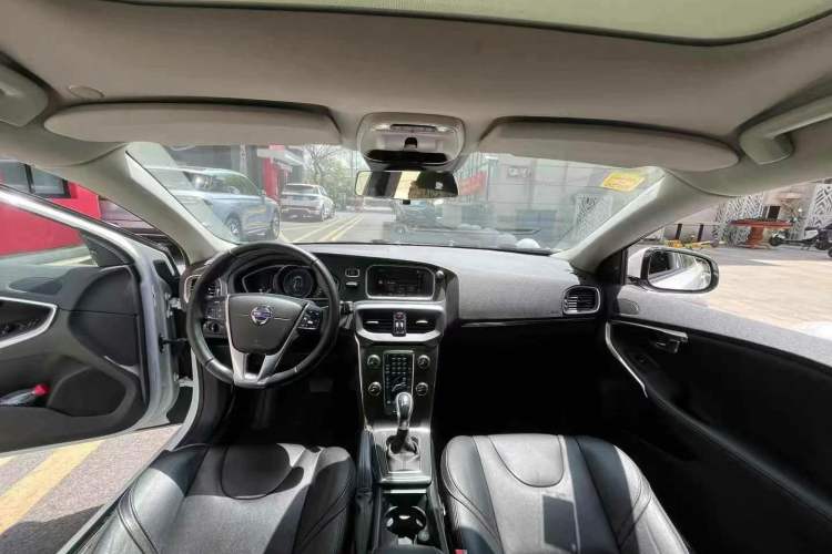 Used Volvo V40 2014 2.0T Zhiya Edition Interior 1