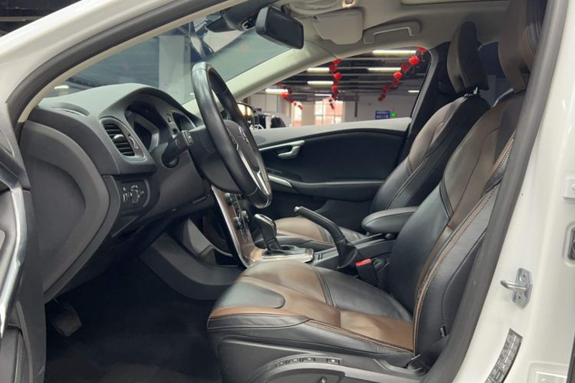 Used Volvo V40 2014 Cross Country T5 AWD Smart Luxury Edition Interior 1