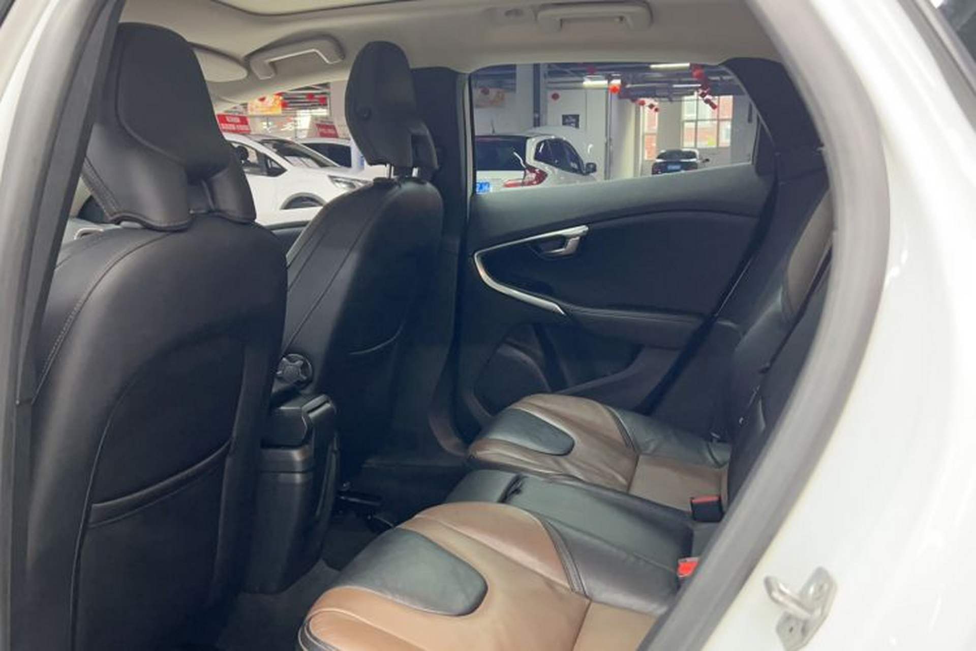 Used Volvo V40 2014 Cross Country T5 AWD Smart Luxury Edition Interior 2
