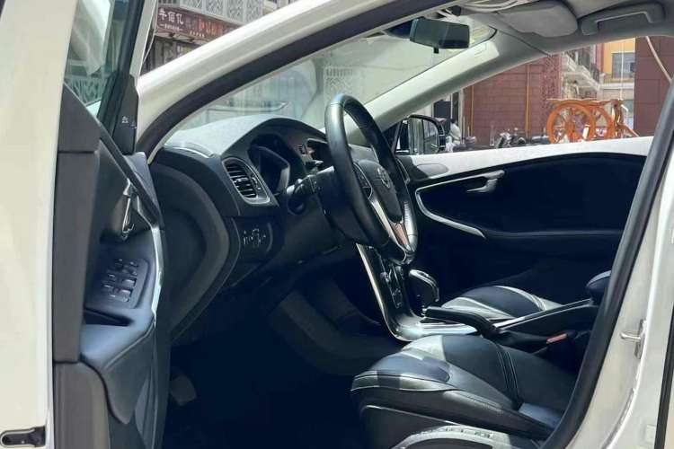 Used Volvo V40 2014 2.0T Zhiya Edition Interior 3