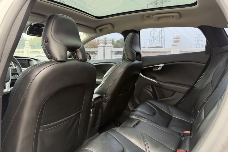 Used Volvo V40 2014 2.0T Zhiya Edition Interior 3