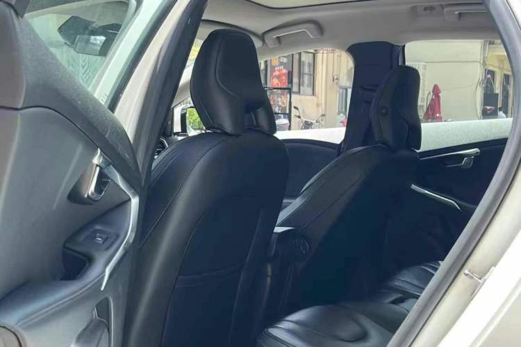 Used Volvo V40 2014 2.0T Zhiya Edition Interior 4