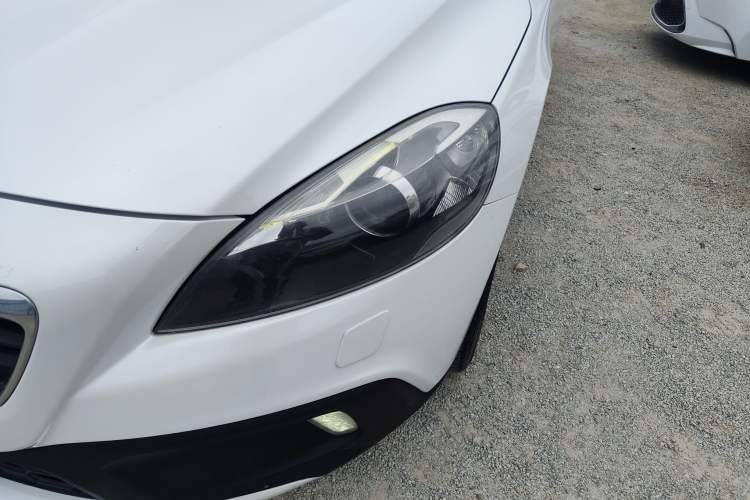 Used Volvo V40 2014 Cross Country 2.0T Zhiyi Edition Left Front Headlight