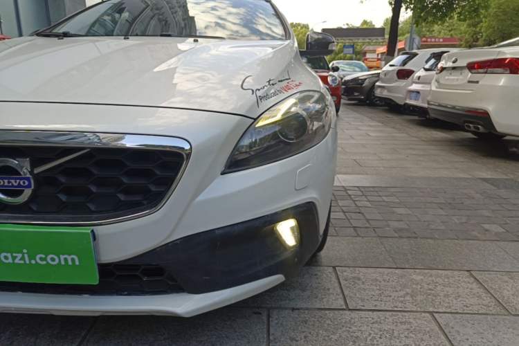 Used Volvo V40 2014 Cross Country 2.0T Zhiyi Edition Left Front Headlight