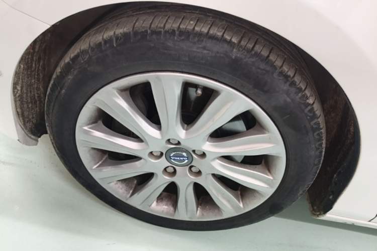Used Volvo V40 2014 2.0T Zhiya Edition Left Front Wheel Hub