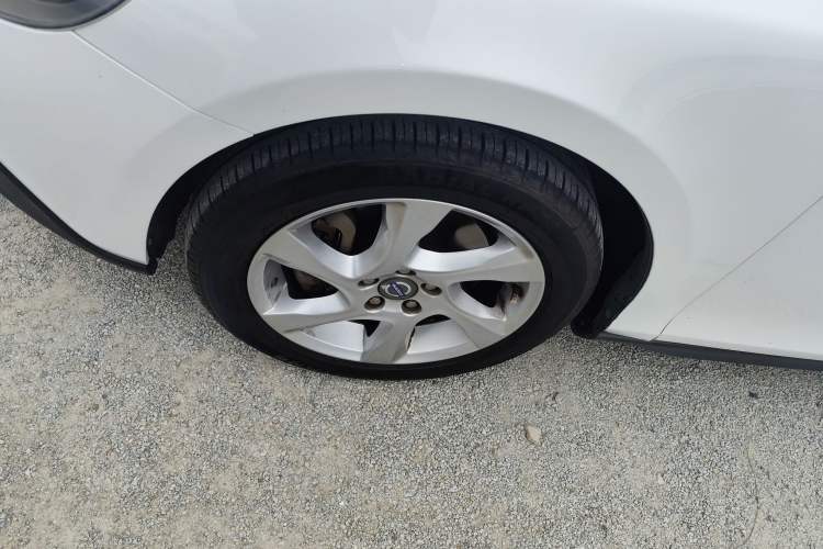 Used Volvo V40 2014 Cross Country 2.0T Zhiyi Edition Left Front Wheel Hub