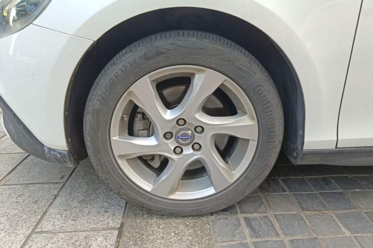 Used Volvo V40 2014 Cross Country 2.0T Zhiyi Edition Left Front Wheel Hub