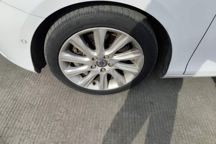 Used Volvo V40 2014 2.0T Zhiya Edition Left Front Wheel Hub