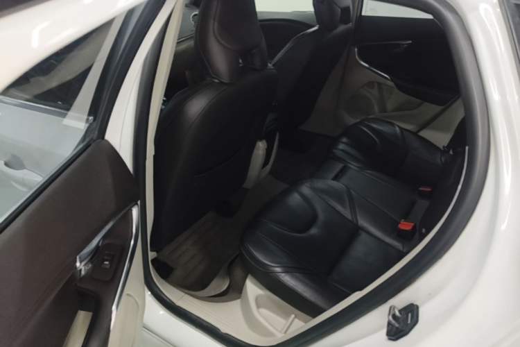 Used Volvo V40 2014 2.0T Zhiya Edition Left Rear Seat