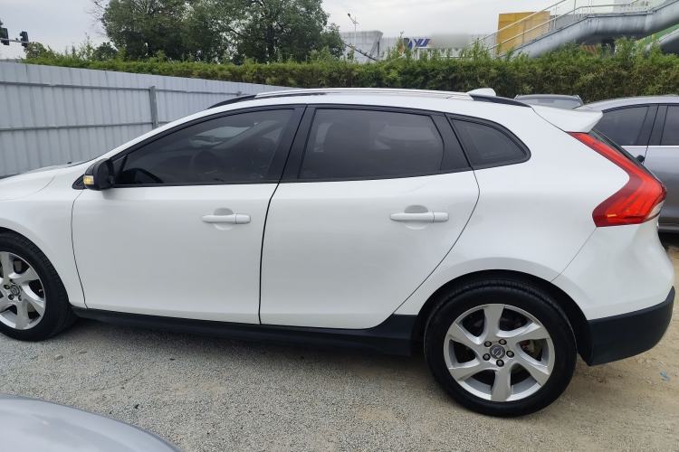 Used Volvo V40 2014 Cross Country 2.0T Zhiyi Edition Left Side
