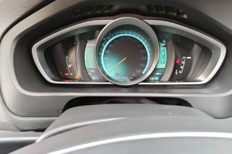 Used Volvo V40 2014 2.0T Zhiya Edition Odometer Close Up