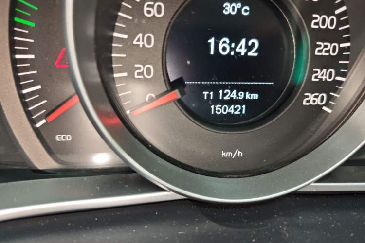 Used Volvo V40 2014 Cross Country 2.0T Zhiyi Edition Odometer Close Up